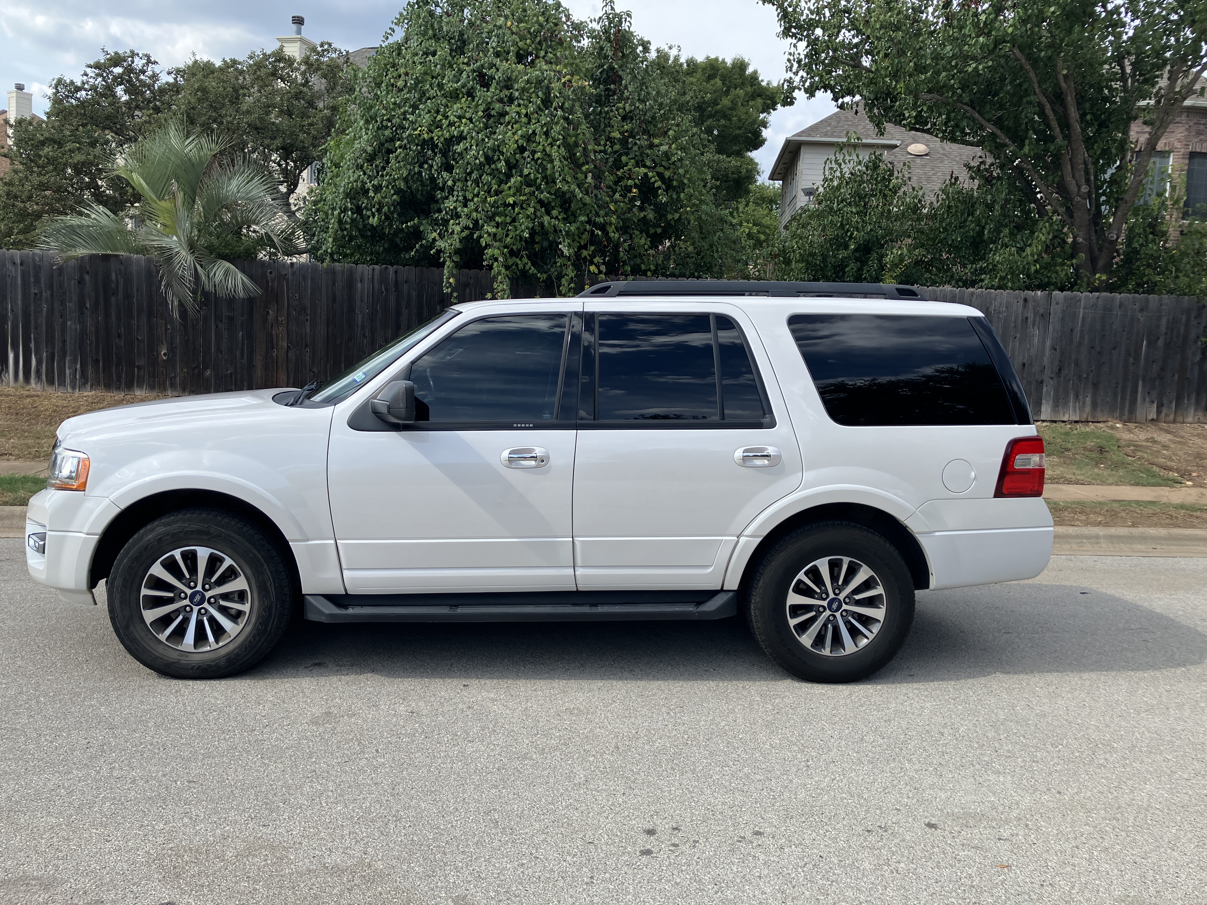 Used 2016 Ford Expedition XLT w/ Equipment Group 202A AWD/4WD image 1