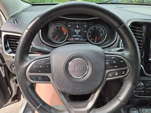 Used 2019 Jeep Cherokee Limited w/ Luxury Group AWD/4WD image 11