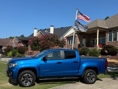 Used 2022 Chevrolet Colorado Z71 w/ Safety Package AWD/4WD image 1