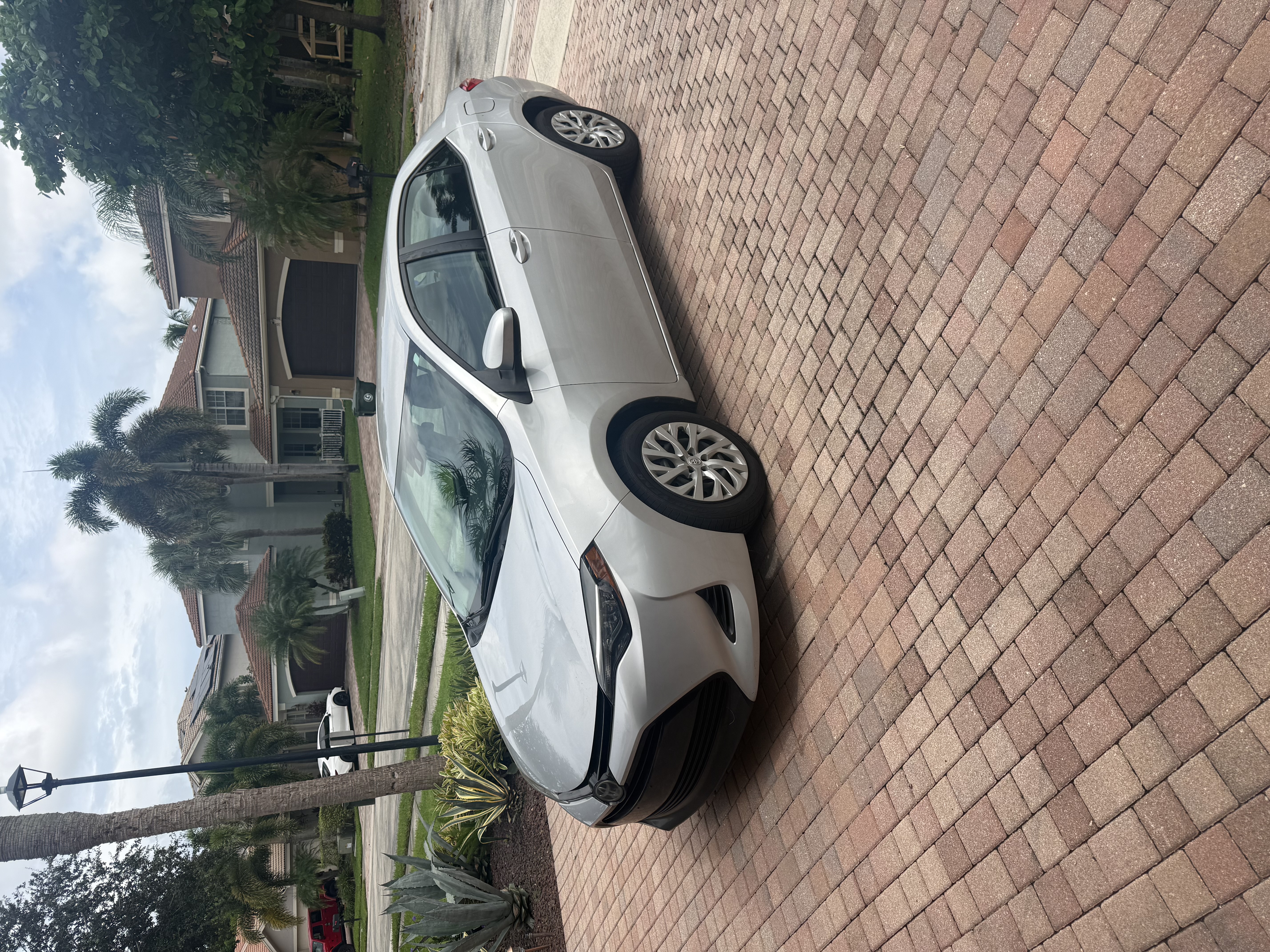 Used 2019 Toyota Corolla LE FWD image 1