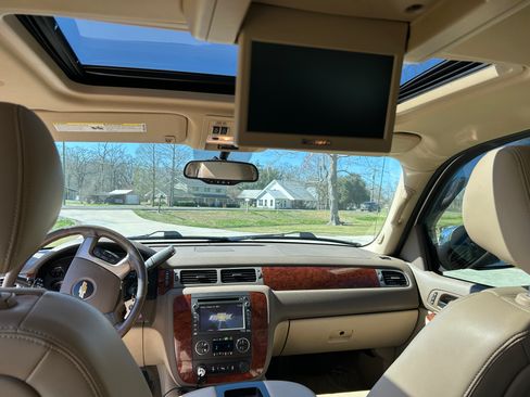 Used 2013 Chevrolet Avalanche LTZ image 9