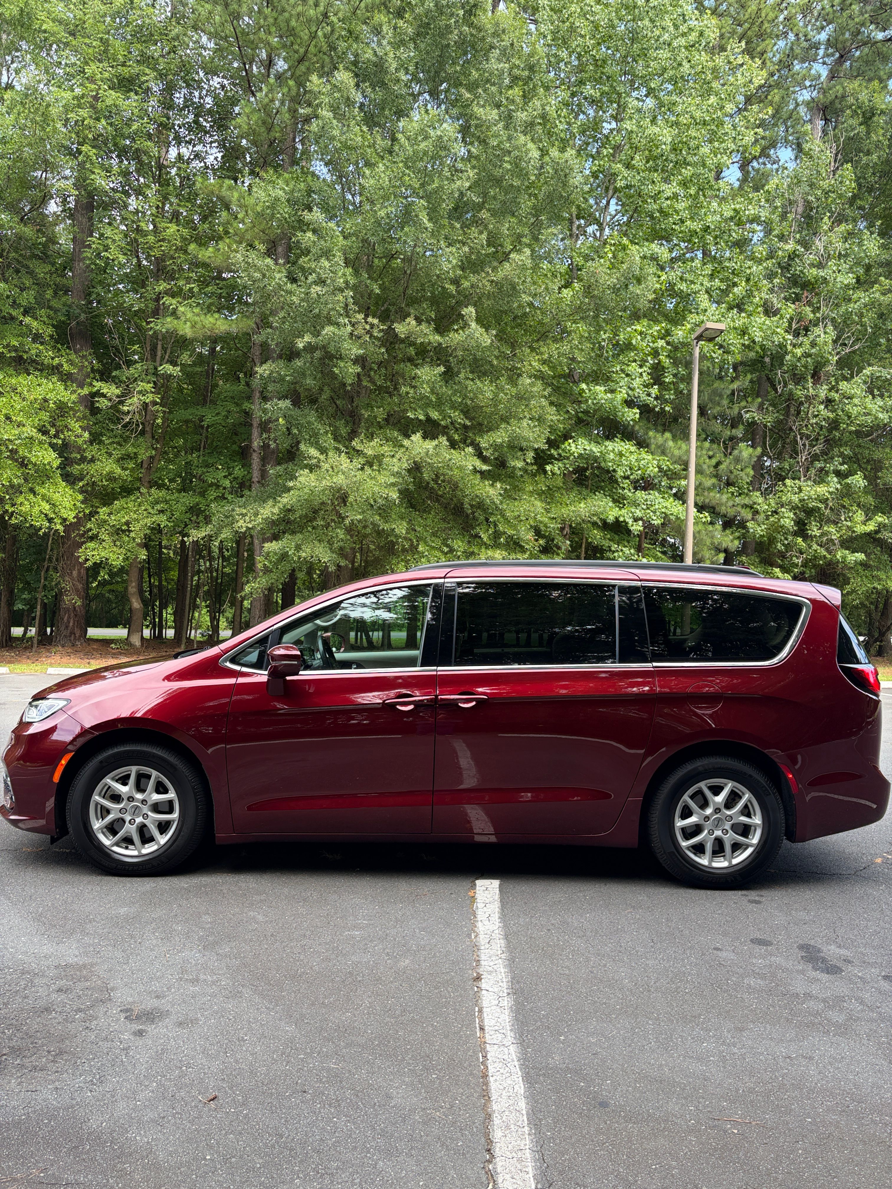 Used 2022 Chrysler Pacifica Touring-L FWD image 5