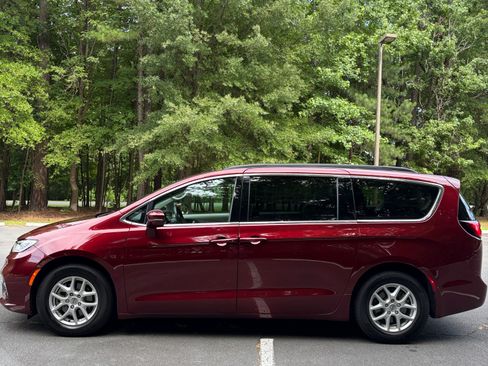 Used 2022 Chrysler Pacifica Touring-L FWD image 5