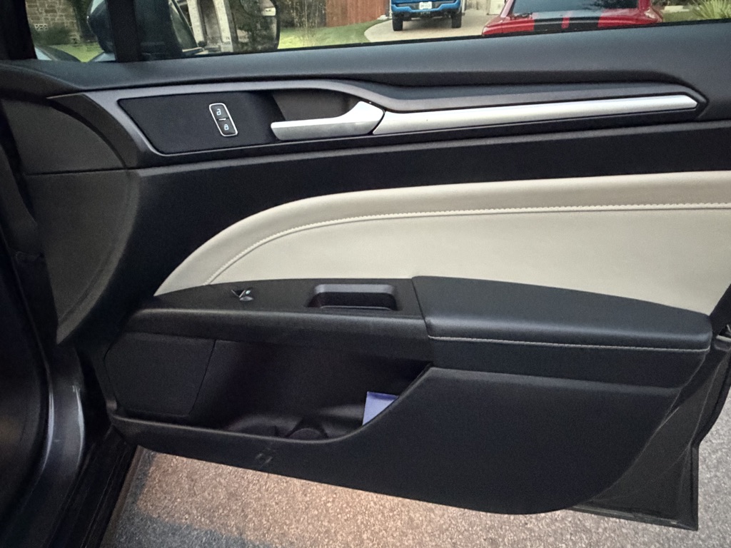 Used 2018 Ford Fusion Titanium FWD image 11