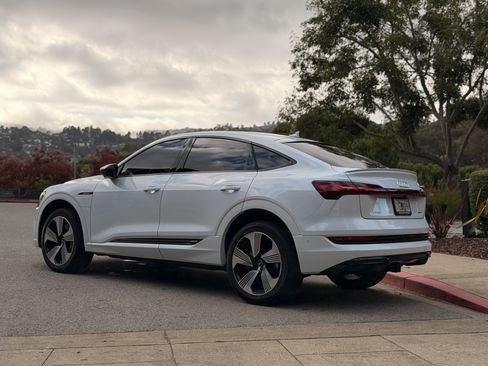 Used 2021 Audi e-tron Prestige w/ Prestige Package image 2