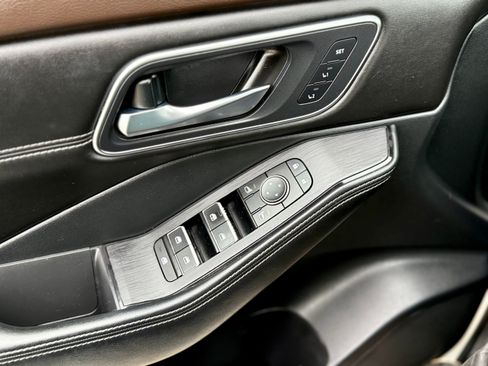 Used 2021 Nissan Rogue Platinum image 16