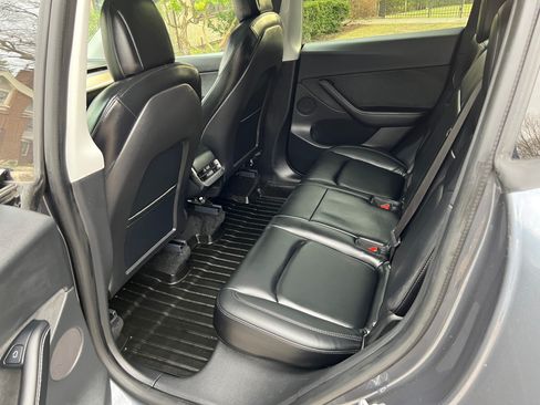 Used 2022 Tesla Model Y Long Range image 10