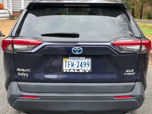 Used 2021 Toyota RAV4 XLE image 4