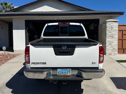 Used 2018 Nissan Frontier SV image 5