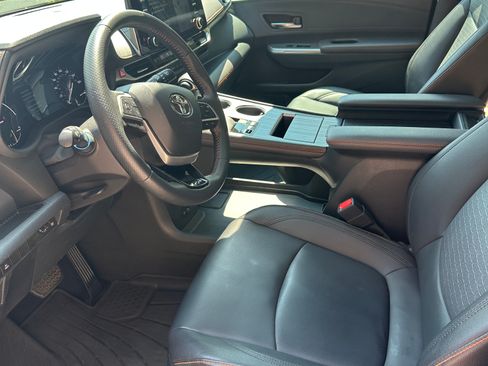 Used 2022 Toyota Sienna XSE w/ XSE Plus Package FWD image 9