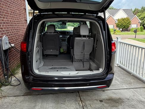 Used 2017 Chrysler Pacifica Touring-L Plus FWD image 8