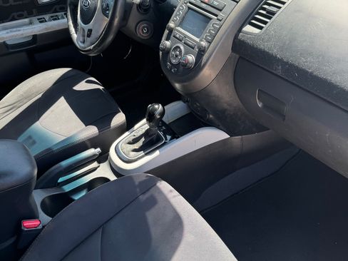 Used 2012 Kia Soul + w/ Audio Pkg image 19