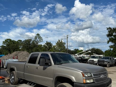 Used 2005 Chevrolet Silverado 2500 LT w/ Heavy-Duty Power Package image 1