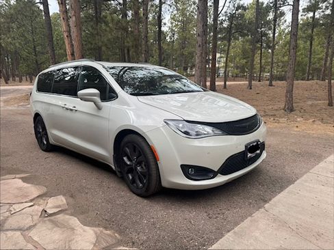 Used 2020 Chrysler Pacifica Touring-L Plus image 1