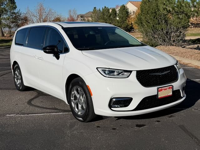 Used 2024 Chrysler Pacifica Limited w/ Trailer Tow Group FWD image 1