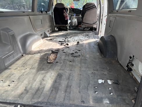 Used 1999 Ford E-350 and Econoline 350 Club Wagon RWD image 20