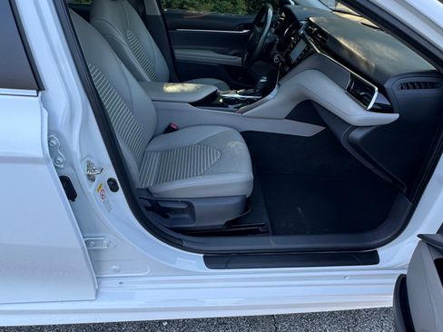 Used 2018 Toyota Camry SE w/ Moonroof Package image 9