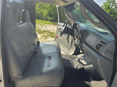 Used 2006 Ford F350 2WD Regular Cab DRW Super Duty image 6