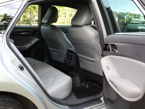 Used 2021 Toyota Avalon XLE w/ Moonroof Package FWD image 18