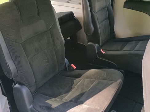 Used 2016 Dodge Grand Caravan SXT w/ Rear Park Assist Package FWD image 13