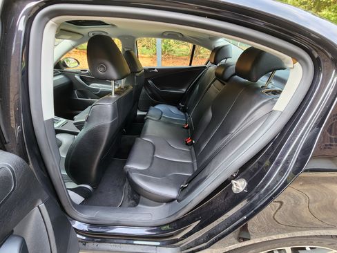Used 2010 Volkswagen Passat Komfort FWD image 8