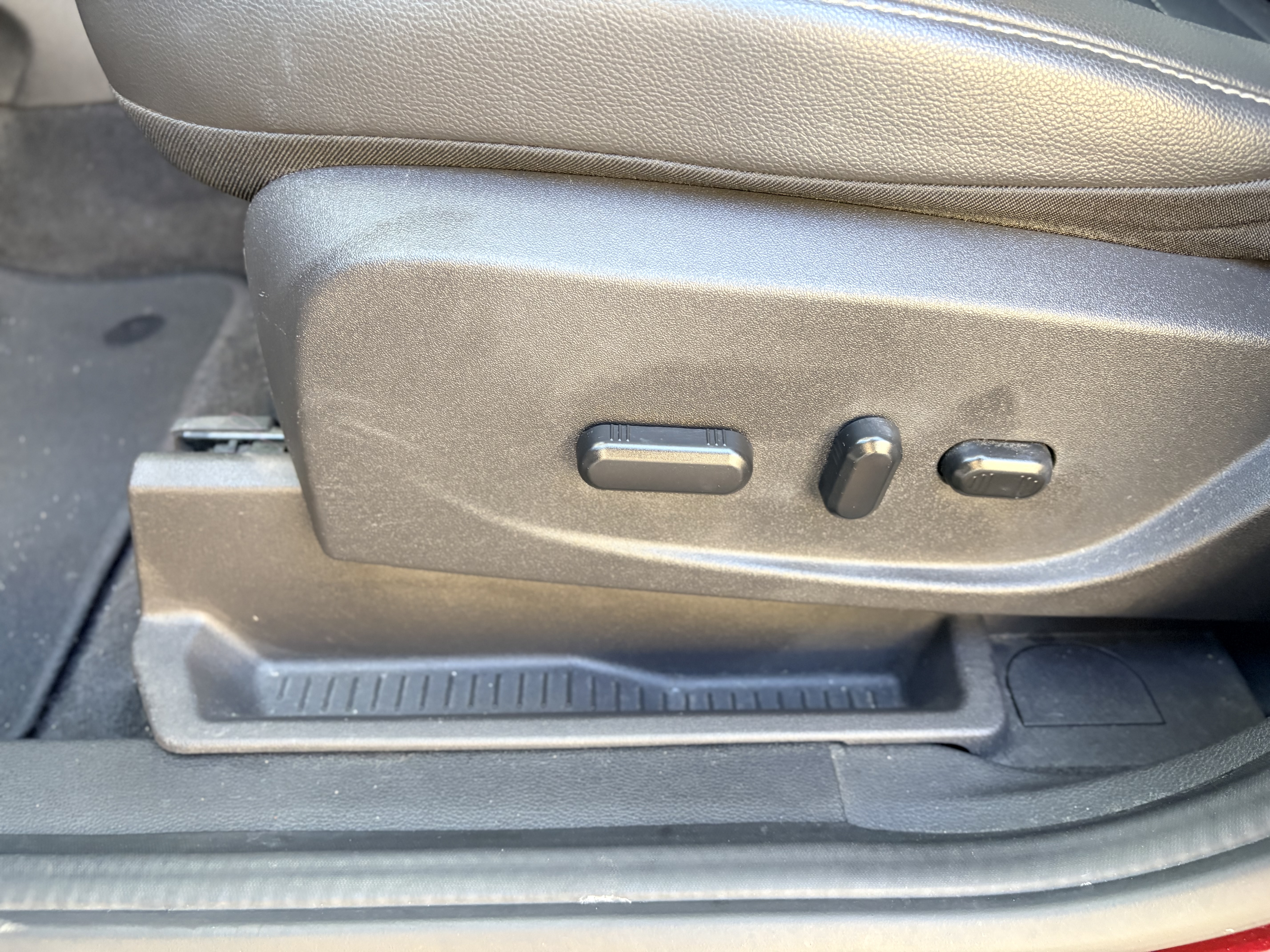Used 2016 Ford C-MAX Energi SEL w/ Equipment Group 302A FWD image 19