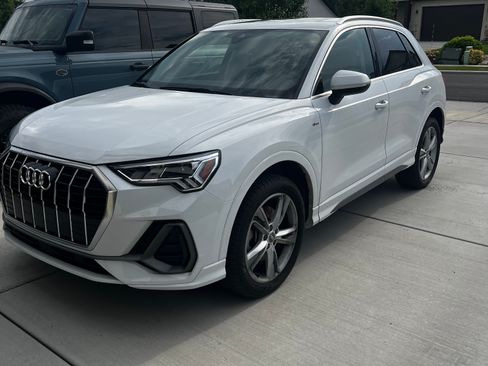 Used 2019 Audi Q3 2.0T Premium Plus w/ Premium Plus Package AWD/4WD image 2
