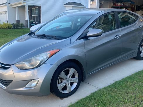 Used 2013 Hyundai Elantra GLS w/ Preferred Pkg FWD image 2
