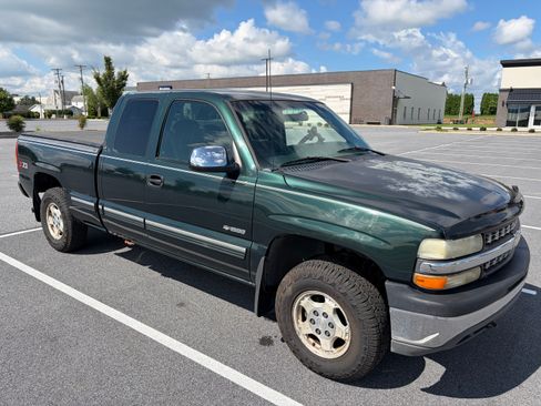 Used 2001 Chevrolet Silverado 1500 LS w/ Firm Ride Suspension Pkg AWD/4WD image 2