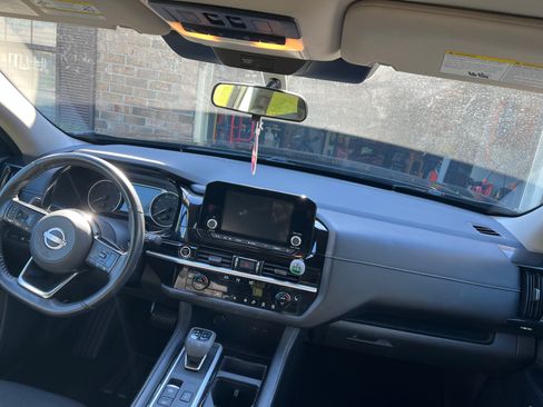 Used 2022 Nissan Pathfinder SV w/ SV Premium Package image 11