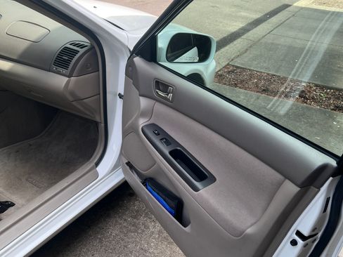 Used 2005 Toyota Camry LE FWD image 11