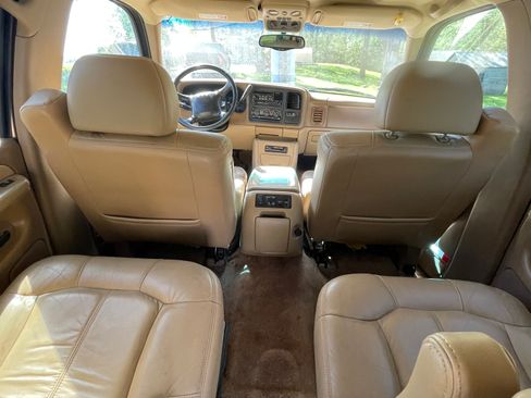 Used 2000 Chevrolet Suburban LT w/ LT Preferred Equipment Group AWD/4WD image 12