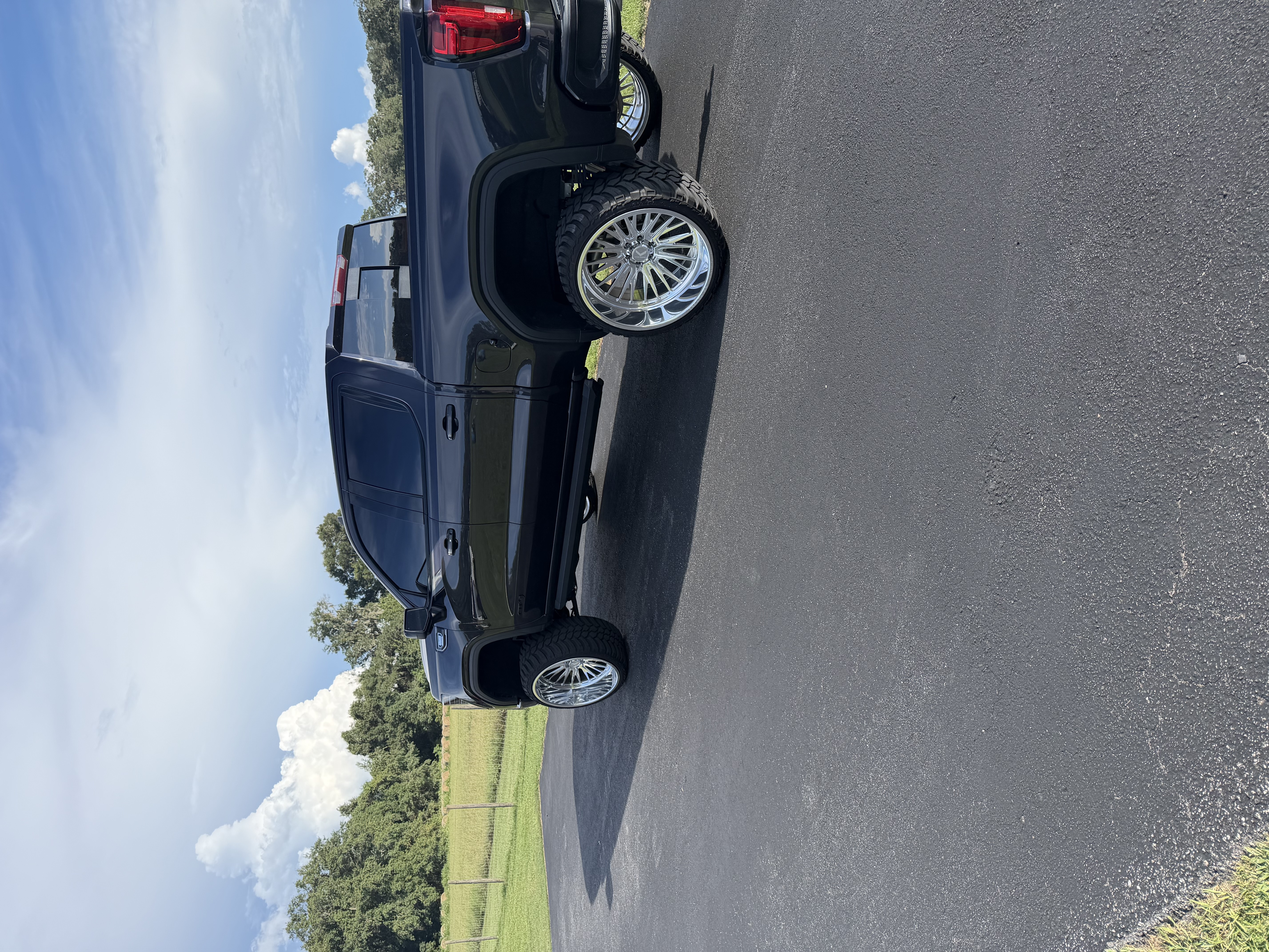 Used 2024 GMC Sierra 1500 AT4 w/ AT4 Premium Package AWD/4WD image 2