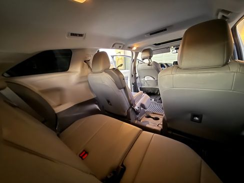 Used 2021 Toyota Sienna XLE w/ XLE Plus Package image 12