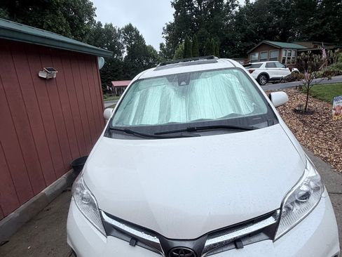 Used 2020 Toyota Sienna XLE Premium FWD image 14