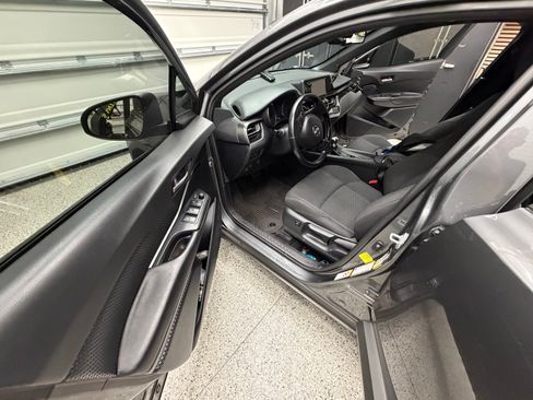 Used 2018 Toyota C-HR XLE image 12