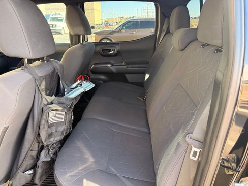 Used 2018 Toyota Tacoma TRD Off-Road w/ Technology Package AWD/4WD image 12
