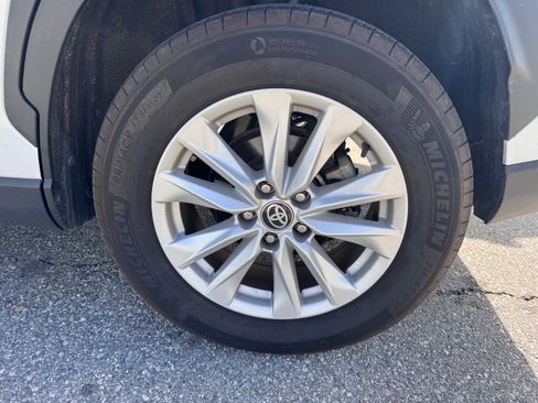 Used 2024 Toyota Corolla Cross LE w/ Moonroof Package image 9