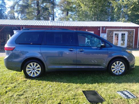 Used 2017 Toyota Sienna Limited Premium AWD/4WD image 9