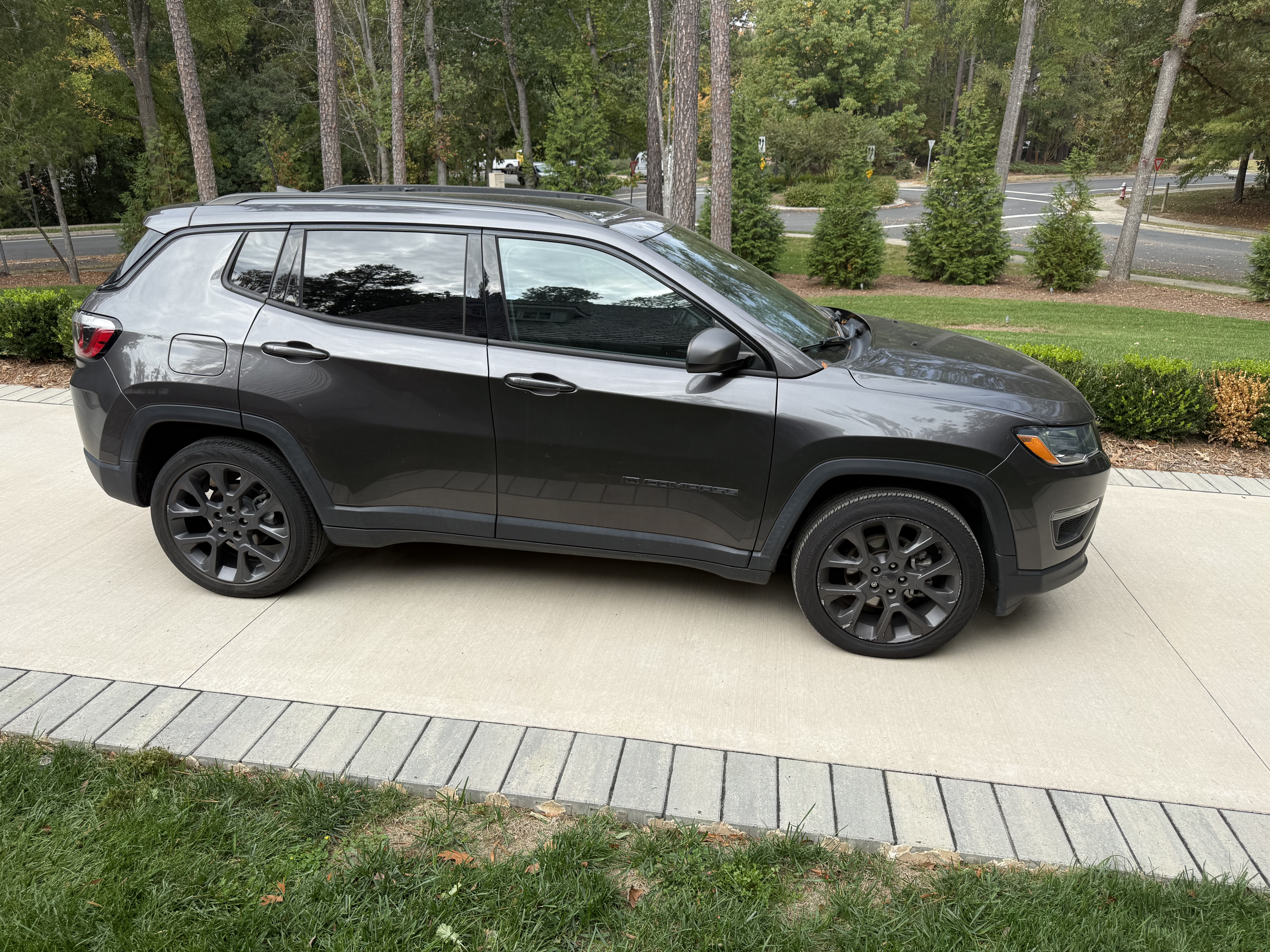 Used 2021 Jeep Compass Latitude w/ Sun and Sound Group FWD image 1