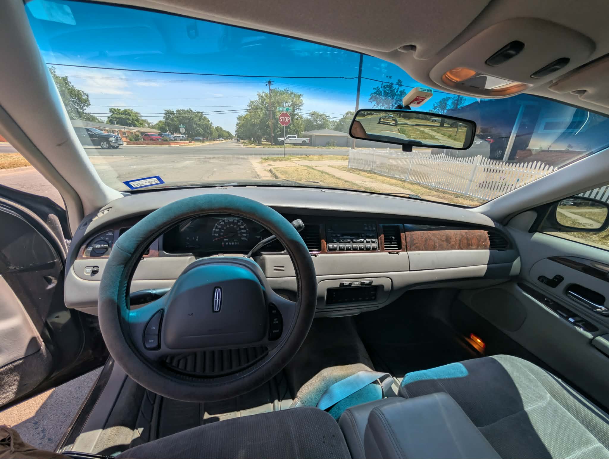 Used 2000 Lincoln Town Car Executive RWD image 10