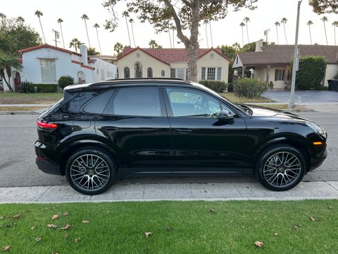 Used 2019 Porsche Cayenne Sport Utility 4D image 6