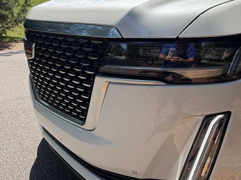 Used 2022 Cadillac Escalade Premium Luxury AWD/4WD image 4