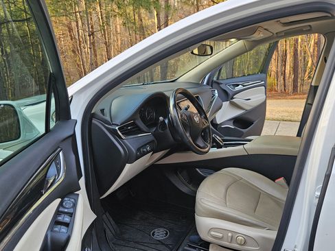 Used 2019 Buick Enclave Essence image 6