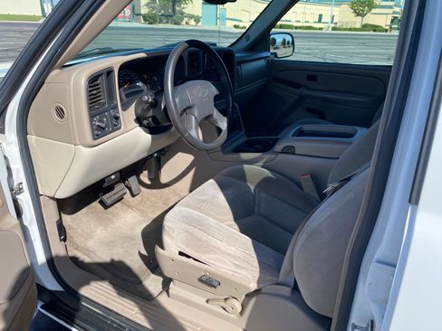 Used 2004 Chevrolet Suburban LS w/ Preferred Equipment Group RWD image 6