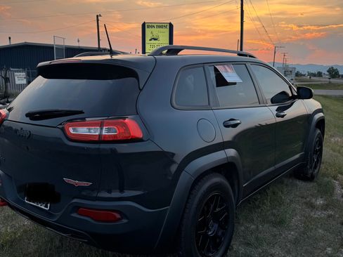 Used 2017 Jeep Cherokee Trailhawk image 4