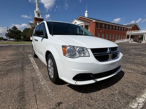 Used 2019 Dodge Grand Caravan SE w/ UConnect Hands-Free Group FWD image 12