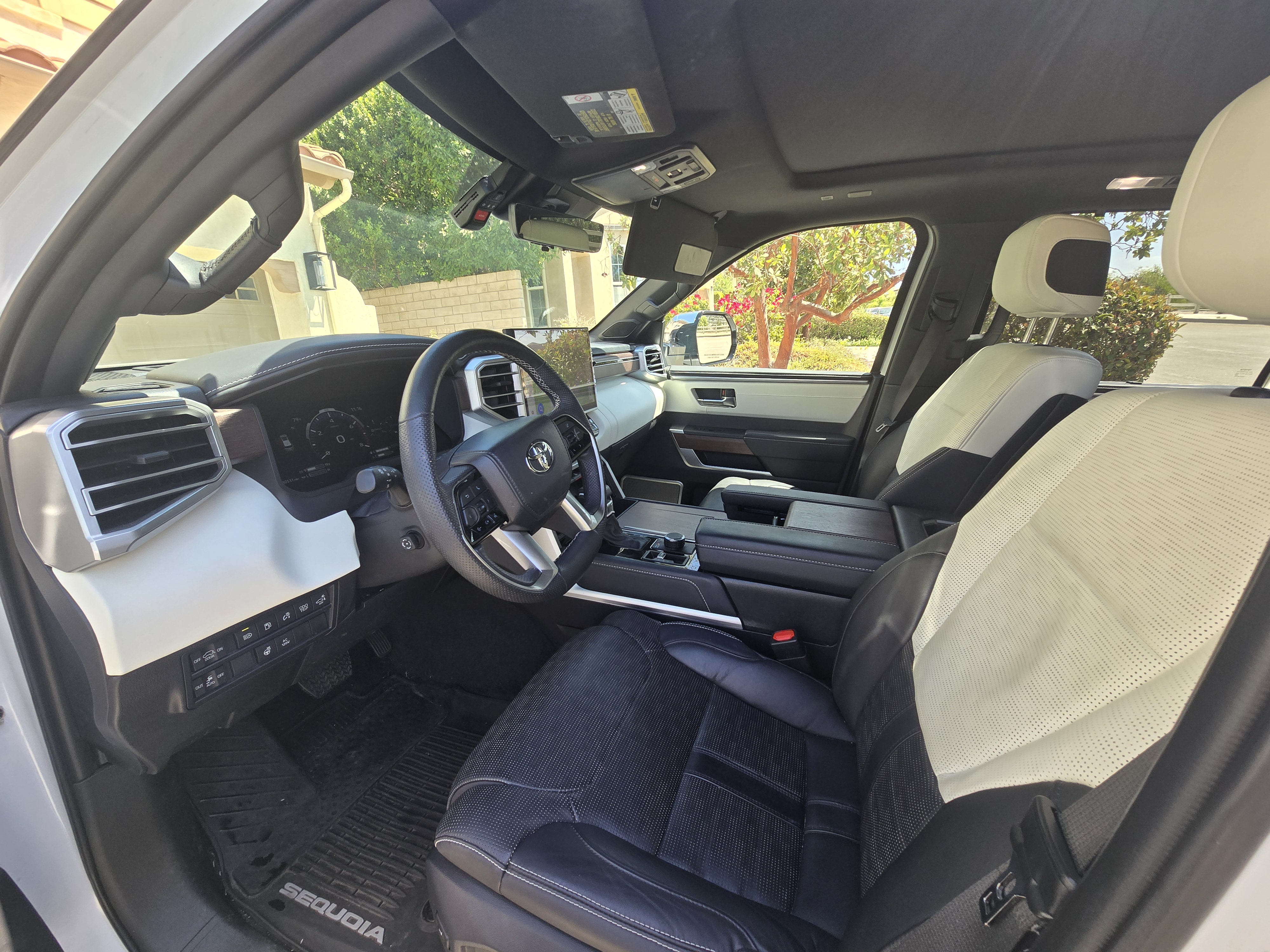 Used 2025 Toyota Sequoia Capstone AWD/4WD image 10