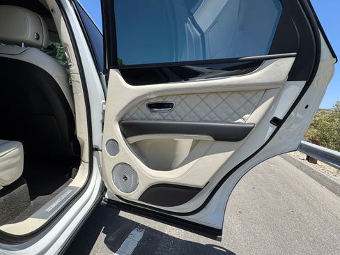 Used 2021 Bentley Bentayga AWD/4WD image 13