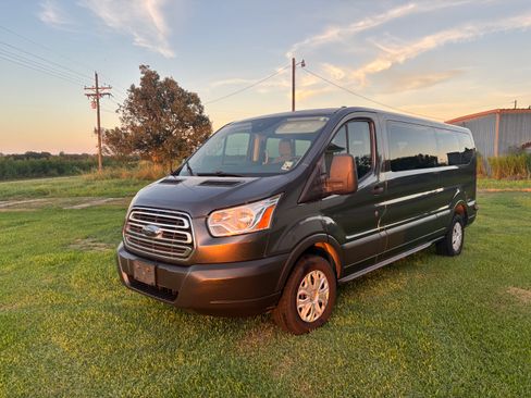 Used 2016 Ford Transit 350 XLT RWD image 4
